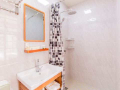 上海亲爱的客栈 - 精致双人大床房