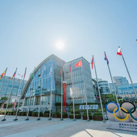 Kunlun Heyue Resort Hotel (Qingdao Olympic Sailing Center, May Fourth Square) Отели рядом с достопримечательностью «Олимпийский парусный центр»