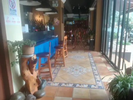 Qing Niao Yi Shu Hotel Отели рядом с достопримечательностью «Kunming University of Science and Technology Chenggong Campus Library»