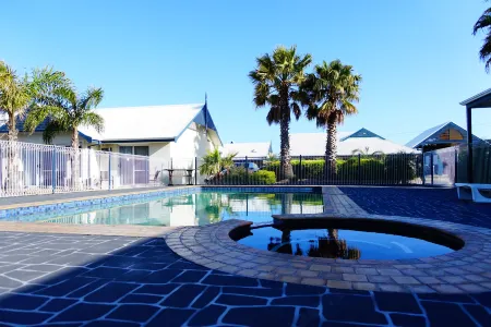 Torquay Tropicana Motel Отели в г. Торки