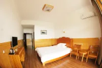 Ziquejie Baishuidong Hostel