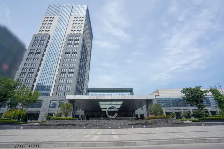 Wyndham Grand Plaza Royale Kaidi Отели рядом с достопримечательностью «Anhui Open University Chuzhou Branch»