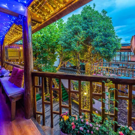 Huaqian Yuexia Inn Lijiang