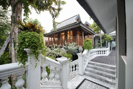 V Heritage Villa Chiang Mai Отели рядом с достопримечательностью «Roitawarabarn Baandhawalai - Porter house»