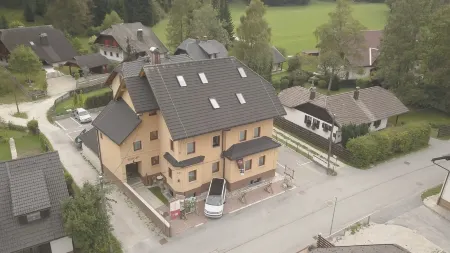 Berghi Hotel and Apartments Отели в г. Jesenice