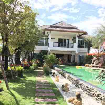 Amy's Chiangmai Villa with Swimming Pool Hotel Exterior