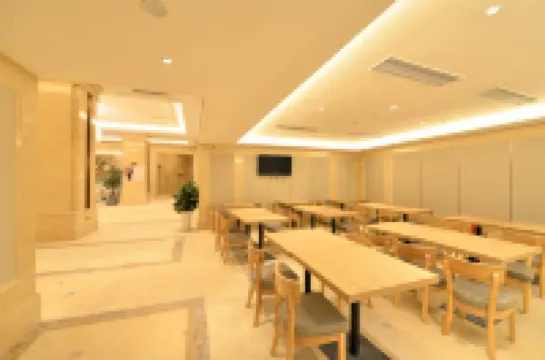 Vienna International Hotel (Luzhou High-speed Railway Station Southwest Trade City)