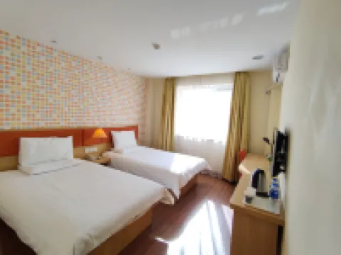 홈인 호텔(우란차부지닝기차역잔첸광장)