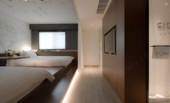elegant bathroom with a spacious shower and a sleek vanity at CitiGO Hotel, West Nanjing Road, Jing'an Temple, Shanghai
