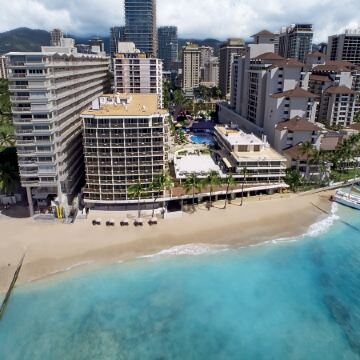 OUTRIGGER Reef Waikiki Beach Resort Отели рядом с достопримечательностью «Театр «Хале-Коа-Луау»»