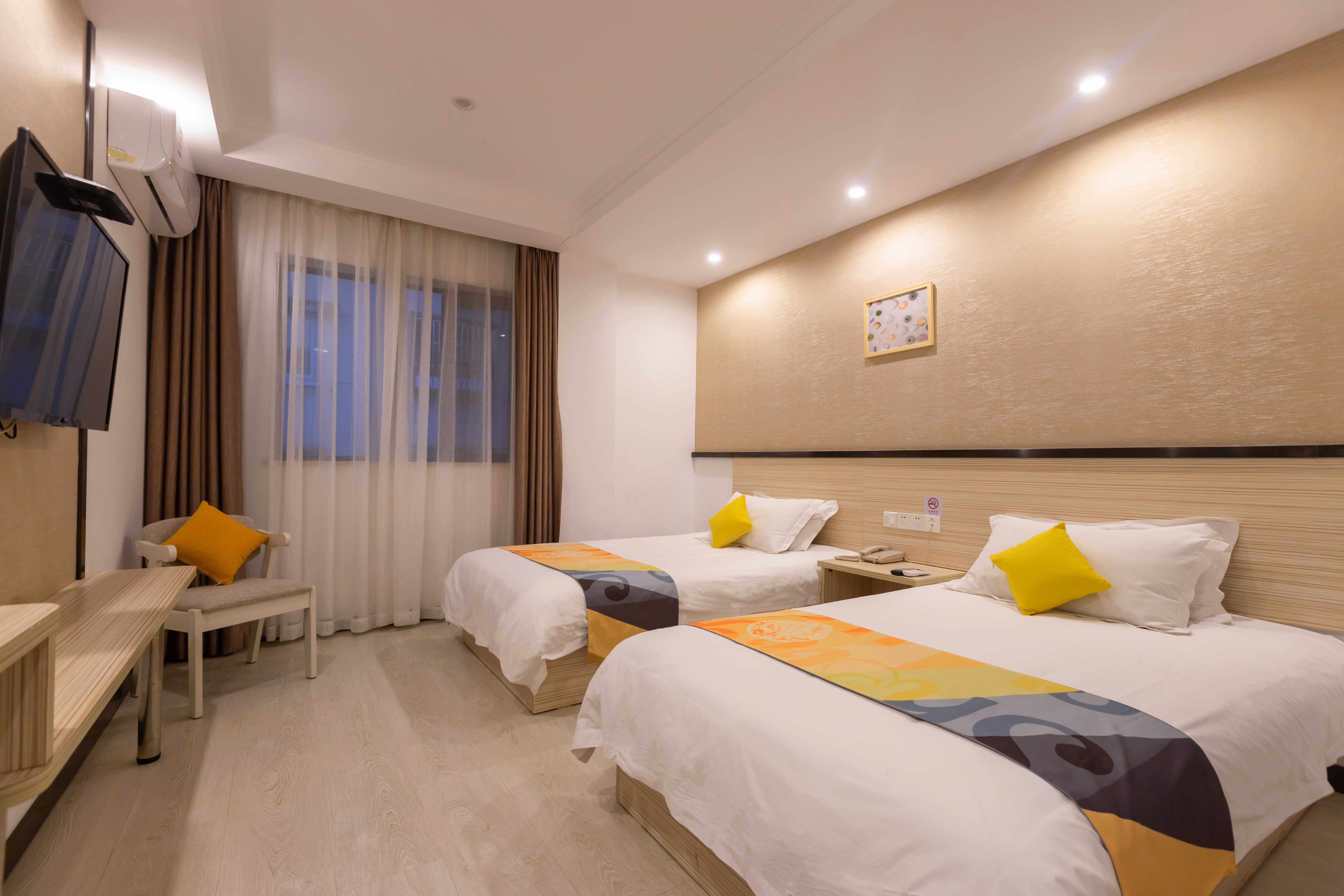 Shell Hotel (Shanghai Oriental Pearl & Century Avenue subway station) Over view