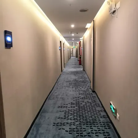 7 Days Premium Hotel (Guiyang Qianlingshan Park Gaicha Road Subway Station Branch) Отели рядом с достопримечательностью «Парк Киялинг»