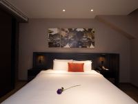 和颐至尊酒店(杭州西湖湖滨步行街店) - 至尊净馨大床房