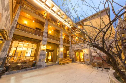 Shangri-La Zedanwangmu Cangbieyuan (Dukezong Ancient City Moonlight Square Branch)