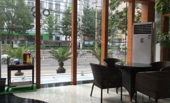 The room features large windows and tables in the center, providing a view of the outdoors at Ruizhao Hotel (Beijing Guomao)