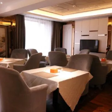 Yi Jin Hotel Отели рядом с достопримечательностью «Jintaizu Mausoleum»