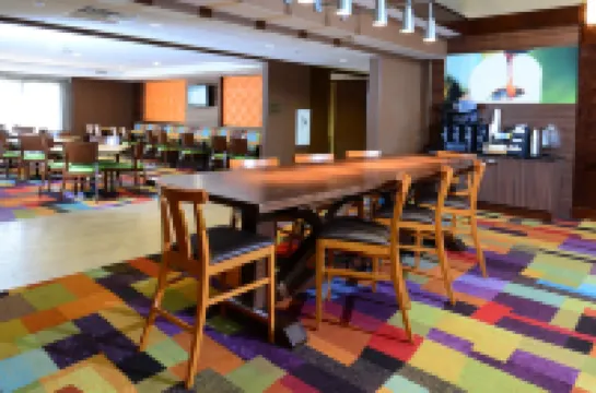 페어필드 인 & 스위트 윈스턴-살렘 하네스 몰