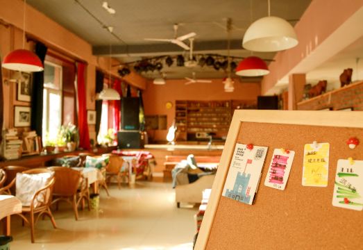 호스텔에서 진행되는 여행자 활동 모습