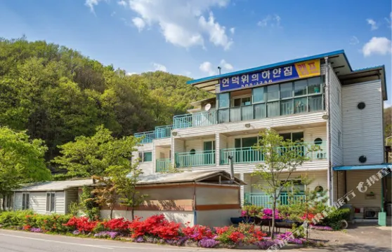 加平郡山丘白色小屋民宿