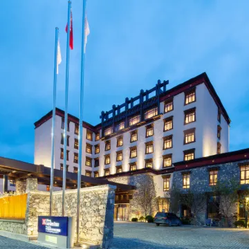 香格里拉實力希爾頓花園飯店 噶丹松贊林寺附近的飯店