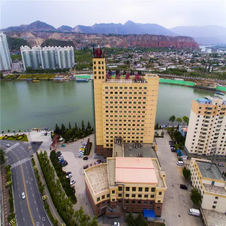 Hongrui Holiday Hotel Отели рядом с достопримечательностью «Yongjing Liujiaxia Konglong Museum»
