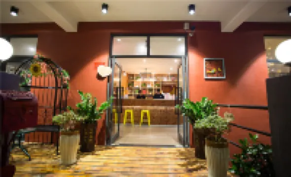 三亞夏末花開民宿（大東海店）