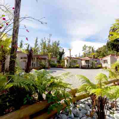 10 Cottages Hotel Exterior