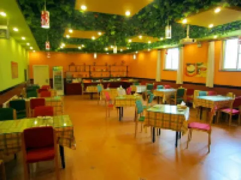 โรงแรมโฮมอินน์ (สถานีโดยสารผานจิน) โรงแรมในผานจิน