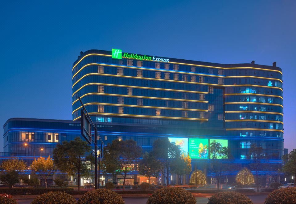 2. 홀리데이 인 익..