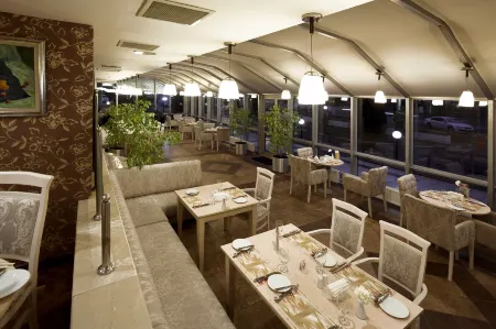 Wyndham Tashkent Отели рядом с достопримечательностью «Площадь Мустакиллик»