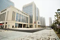Enjoy Seasons Hotel Отели рядом с достопримечательностью «Площадь стиля жизни с миллиардами долларов»