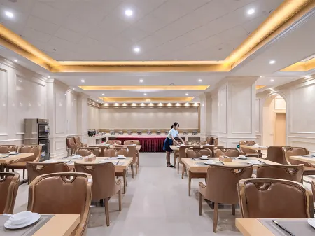 Vienna International Hotel (Chizhou High-speed Railway Station) Отели рядом с достопримечательностью «Chizhou University»