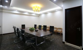 A meeting room equipped with a long table and chairs is available in an office or conference space for business professionals at Park Lane Hotel (Foshan Shunde Lecong)