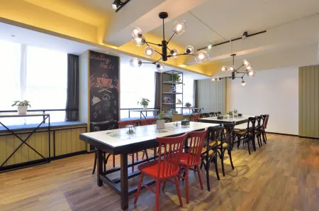 Jingsu Hotel (Jinan Changqing University City Commercial Street Branch) Отели рядом с достопримечательностью «Qilu University of Technology Library»