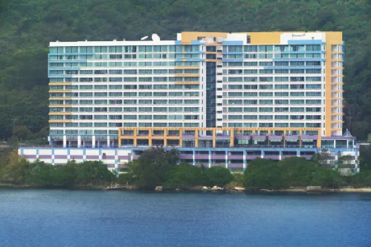 Grand Bay View Hotel Отели рядом с достопримечательностью «Гонконгский Диснейленд»