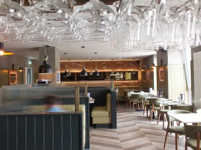 加里森飯店 Fort William Travel Centre附近的飯店