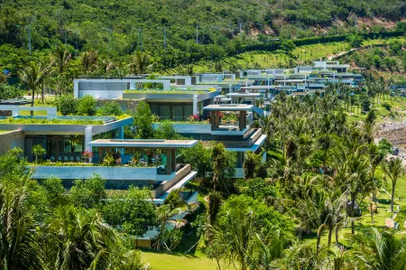 Mia Resort Nha Trang Отели рядом с достопримечательностью «MerPerle Sparkling Waves»