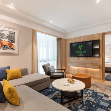 Holiday Inn BANGKOK by IHG Отели рядом с достопримечательностью «Станция надземного метро Chit Lom»