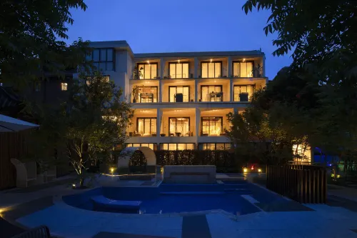 Mount Emei Baiyuting Yunjian Tangquan B&B