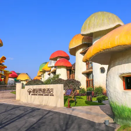 Mushroom outdoor luxury hotel