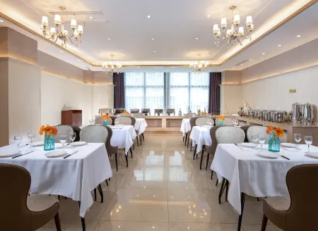 Venus International Hotel (Qiqihar Longhua Road Central Dashang New Mart) Отели в г. Цицикар