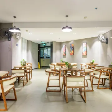 Mingyue Lake Hotel (Guangxi University Zoo Subway Station)