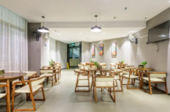 Mingyue Lake Hotel (Guangxi University Zoo Subway Station)