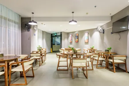 Mingyue Lake Hotel (Guangxi University Zoo Subway Station) Отели рядом с достопримечательностью «Guangxi Technological College of Machinery and Electricity»