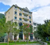 Luding Bashite Farmhouse Hotels near Erlang Mountain Tunnel