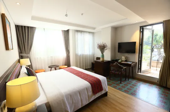 Suite with Garden View and Balcony