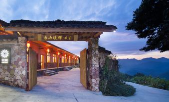 Floral Hotel·Banpo Huiwang Mountain Residence Homestay (Zhangjiajie Forest Park Store)