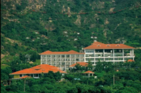 Evergreen Resort Hotel Hotel dekat Forest Paradise