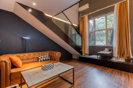 Liangzhu Homestay (Urumqi Zhongyinggong Subway Station) Отели в г. 