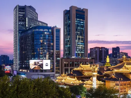 Paramount Gallery Hotel Отели рядом с достопримечательностью «Историко-культурный район Юаньлун»